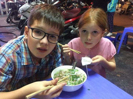 Hanoï - devant une assiette de Pho