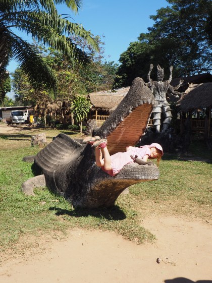 Vientiane - Bouddha park - Jeanne, Sacado dans la gueule du Croco