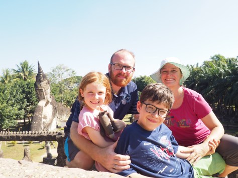 Vientiane - Bouddha park - Photo de famille en haut du dôme
